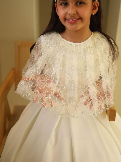 صورة فستان سهرة أطلالة ملكية بلمسات اللؤلؤ والدانتيل